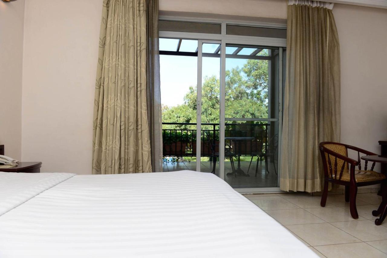 Room In Bb - Enjoy You Vacation Wail Staying In This Single Room Fit For 2 People キガリ エクステリア 写真