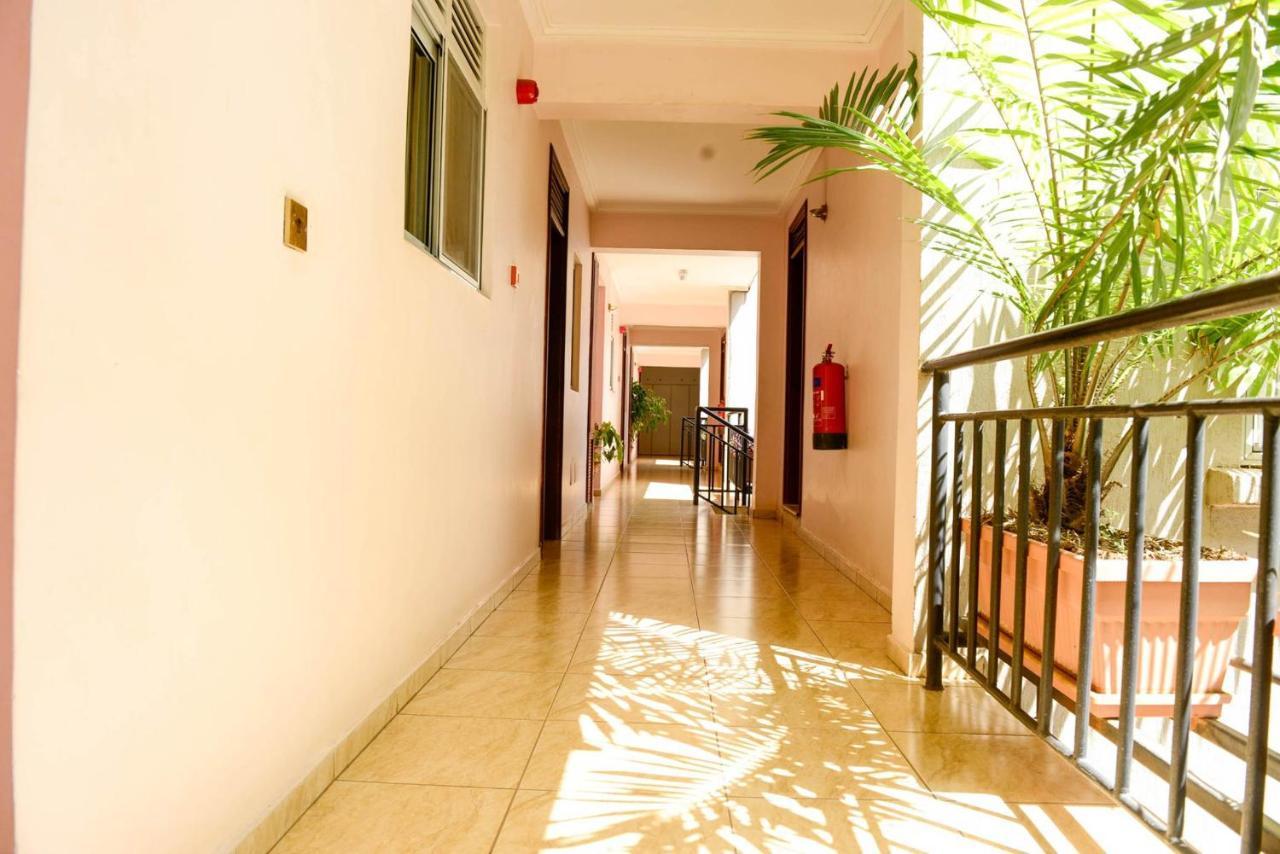 Room In Bb - Enjoy You Vacation Wail Staying In This Single Room Fit For 2 People キガリ エクステリア 写真